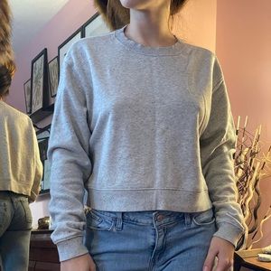 H&M - light grey crop top pullover